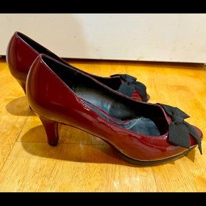 Absolutely GORGEOUS Wine & Black Peep Toe Heels